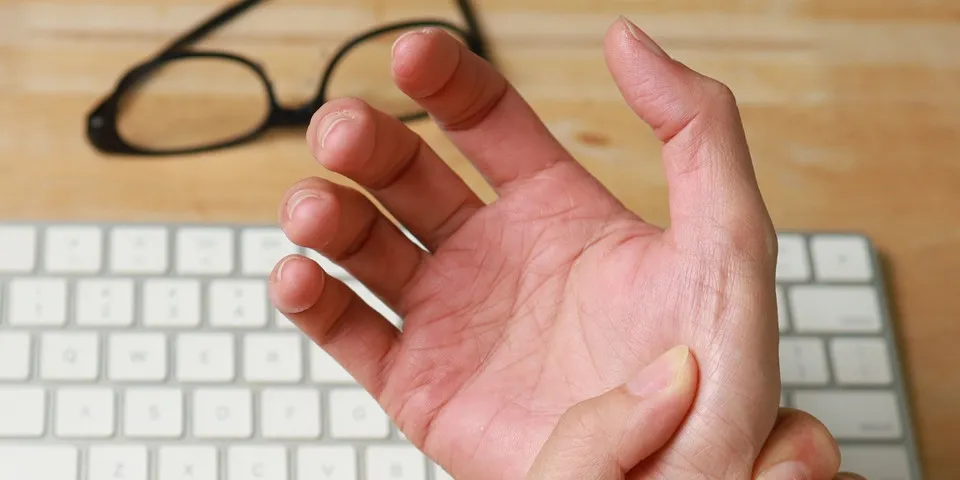 علل لرزش دست