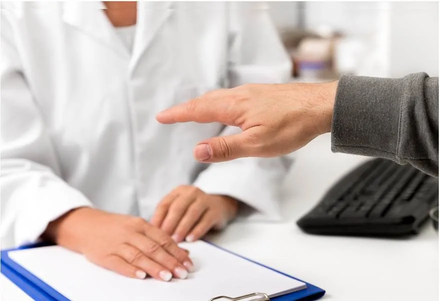 چه زمانی برای لرزش دست به پزشک مراجعه کنیم